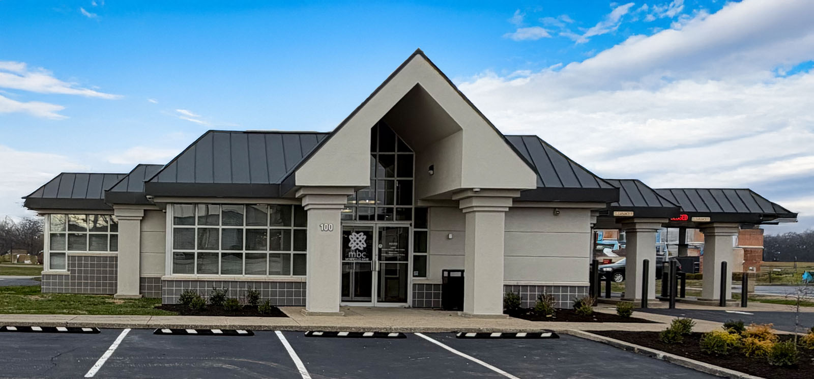 exterior of Monticello Bank's Frankfort Office